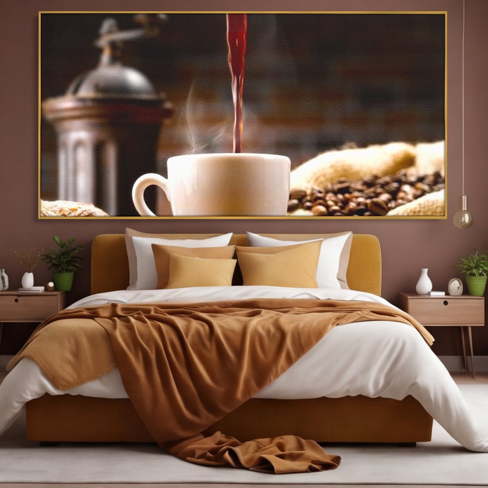 Tablou canvas cu tablou canvas cu ceasca de cafea si boabe, in rama de aluminiu auriu, pe perete intr-un dormitor